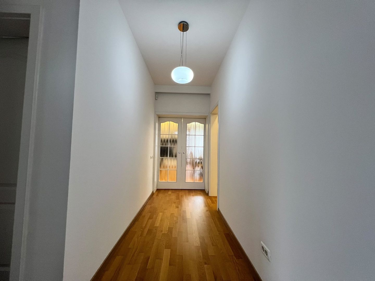 MOGOȘOAIA – VILĂ CU 4 CAMERE, TEREN 971 MP, CURTE ȘI GRĂDINĂ! - Poză 12