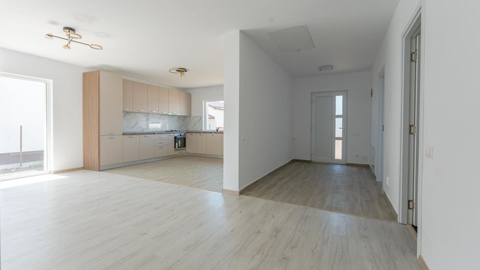 Casa de închiriat în Sânpetru - bucatarie mobilata si utilata - Poză 7