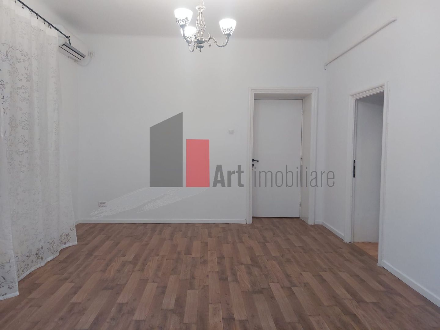 Spatiul "BAIXA" , parter de vila, renovat recent, liber - Poză 1
