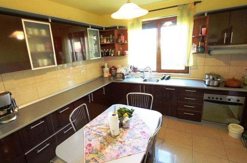 Vila spațioasă la intrare în Dumbravita - Poză 9