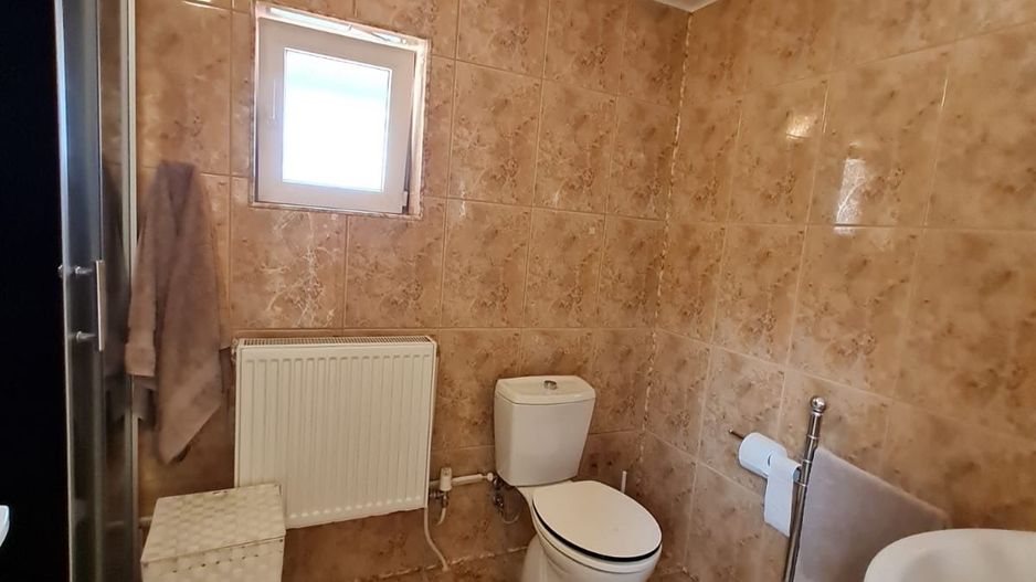 Casă cu teren generos pretabila pentru afacere - Poză 15