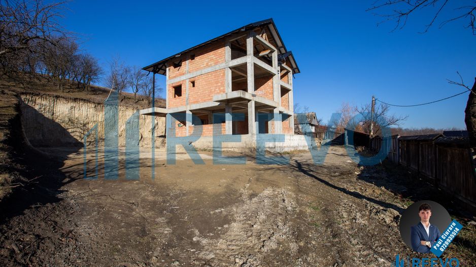 Pensiune/Vilă la roșu P+E+M în Sărata - Poză 4