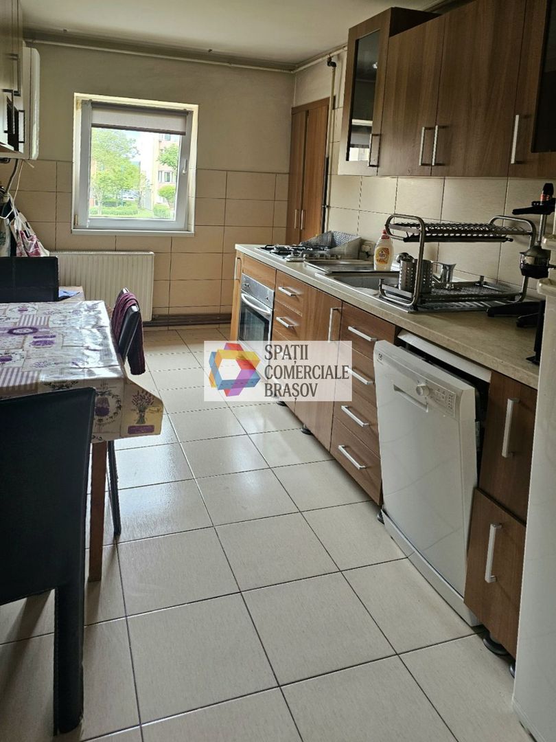 Apartament cu patru camere, zona Tractorul 81 mp - Poză 3