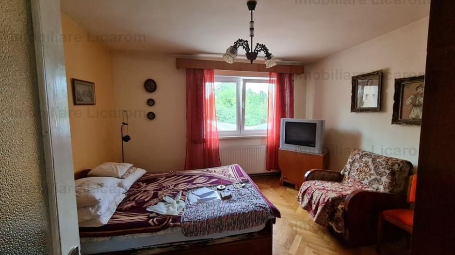 Proprietate individuala-3 apartamente,spatiu comercial,garaje,gradina,curte - Poză 4