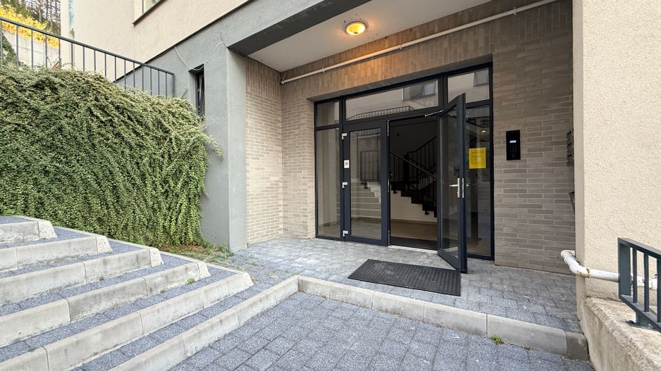 Apartament cu 2 camere de vânzare cu gradina proprie si parcare - Poză 3