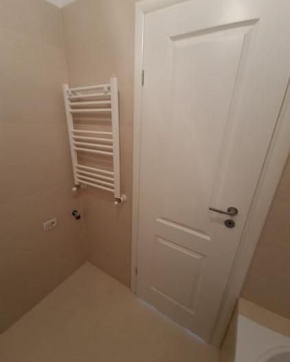 Vând apartament cu 2 camere, decomandat nou  + loc de parcare, situat in complex - Poză 12