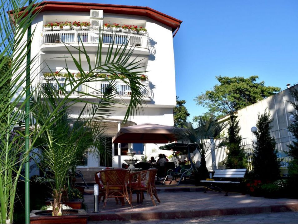 Proprietate ideală pentru locuință și afacere turistică în Eforie Nord - Poză 1