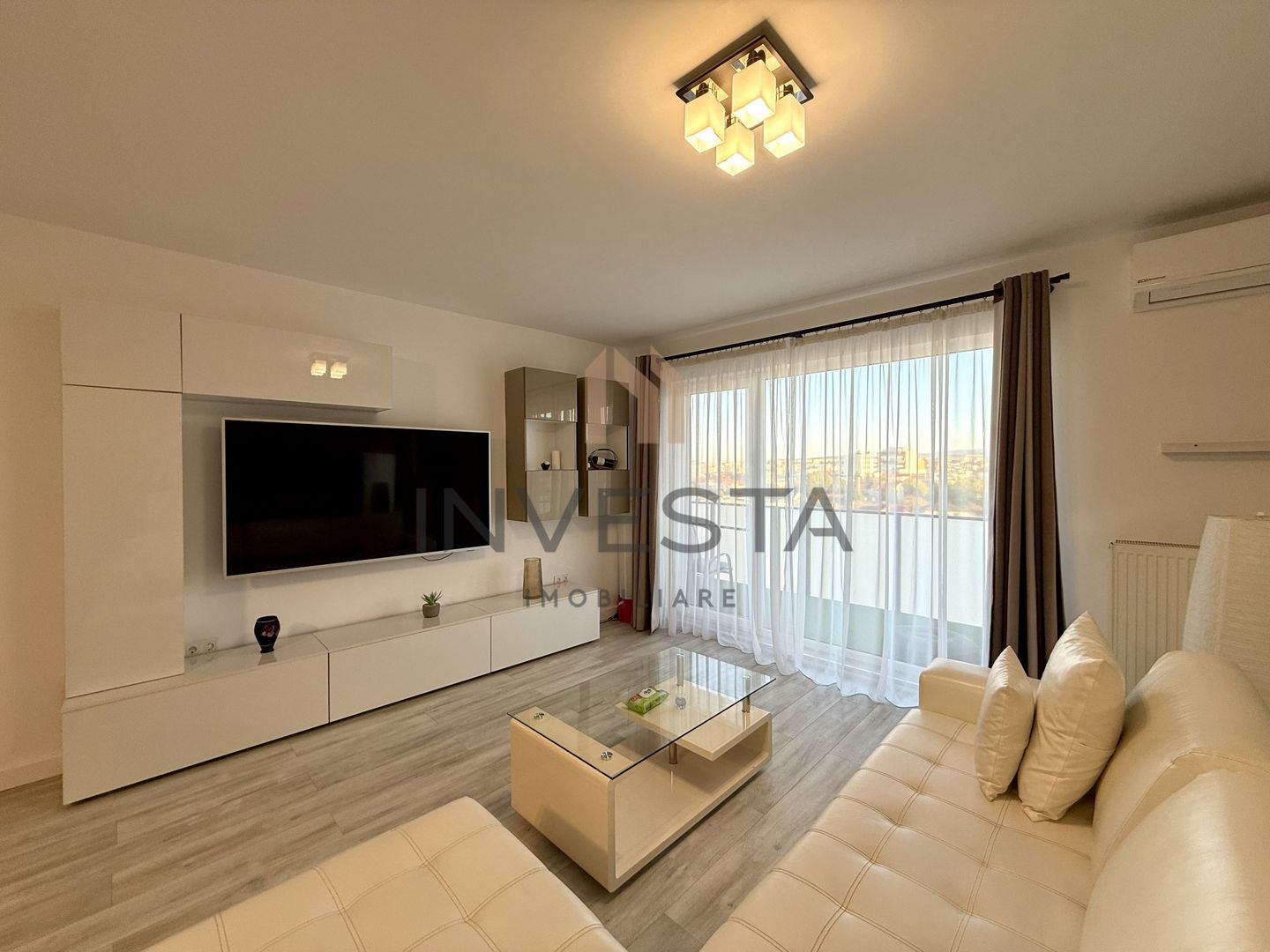 Apartament elegant cu 3 camere și terasă generoasă – zona centrală - Poză 1