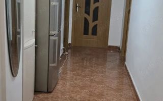 Inchiriez apartament 3 camere decomandat - Poză 1