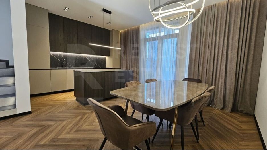 Chirie towhouse, 3 nivele, str. Lacului, Centru - Poză 1