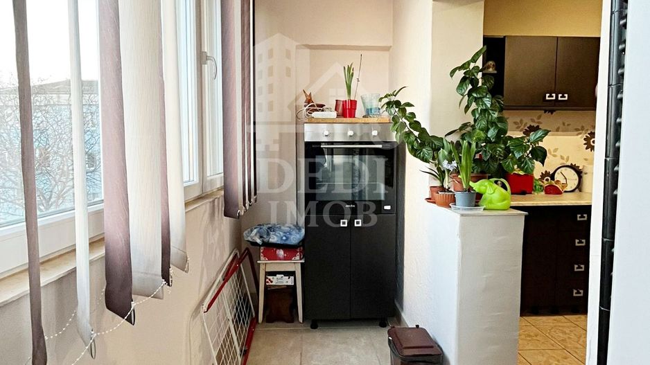 Apartament cu 3 camere de vanzare in zona Rogerius, Oradea - Poză 9