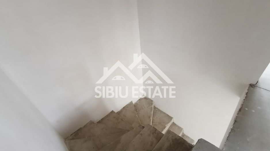 Casa tip duplex  5 camere, teren 400 mp, Selimbar acces usor - Poză 18