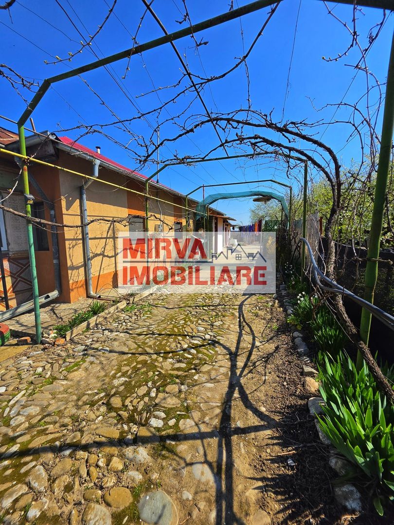 Casă 4 camere, 685 mp teren, renovată 2011 – Mănești, Zalhanaua - Poză 1