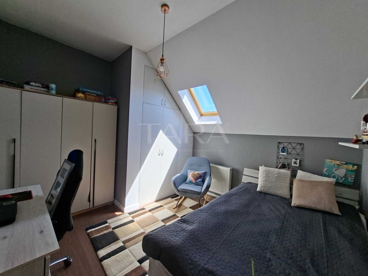 Apartament spațios pe 2 niveluri, complet mobilat și utilat. - Poză 5