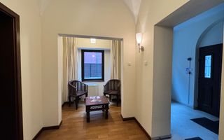 VILA DEOSEBITĂ LA VÂNZARE ÎN ZONA CENTRALĂ APROAPE DE CALEA PLEVNEI - Poză 2