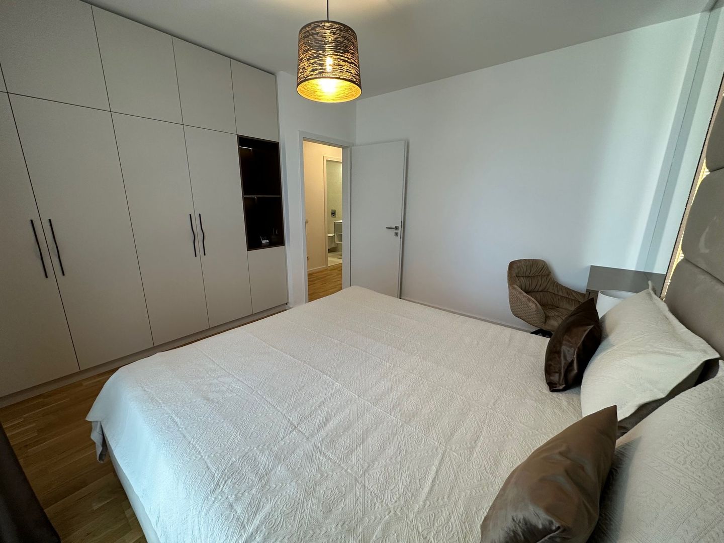 Apartament la ISHO cu loc de parcare și boxa - Poză 8