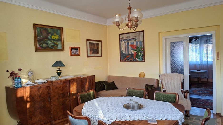 Apartament cu 3 camere si garaj in zona centrală - Poză 1