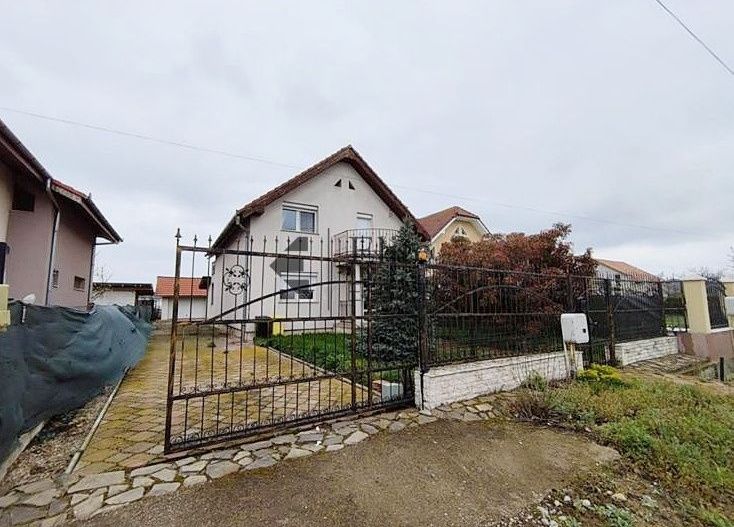 Casa cu 4 camere garaj si curte de 500 mp in Nojorid - Poză 1