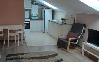 Mansardă cu 2 camere de vânzare în Florești, strada Florilor - Poză 1