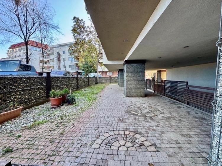 Apartament de 3 camere, mobilat de lux, disponibil imediat pentru inchiriere - Poză 16