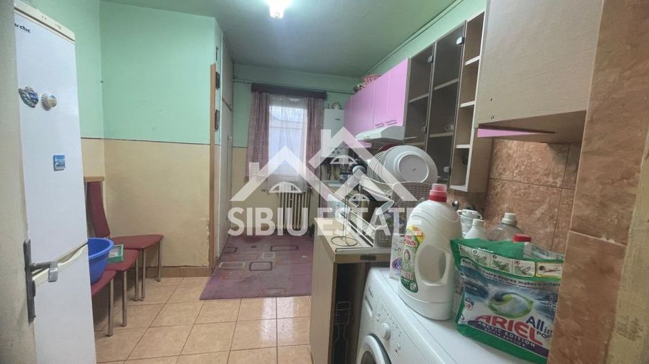 Apartament de vanzare cu 3 camere, decomandat,  2 balcoane, pivnita - Poză 2