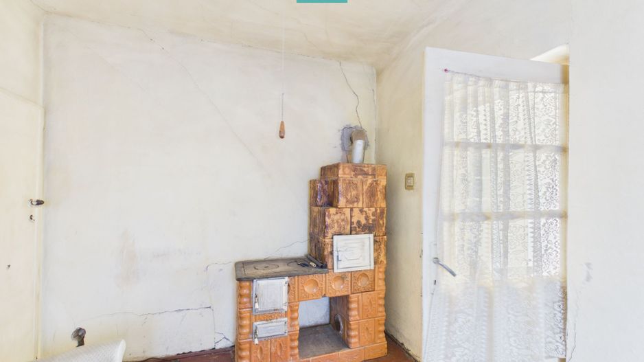 Casa în Cuvin la poalele dealului - Poză 12