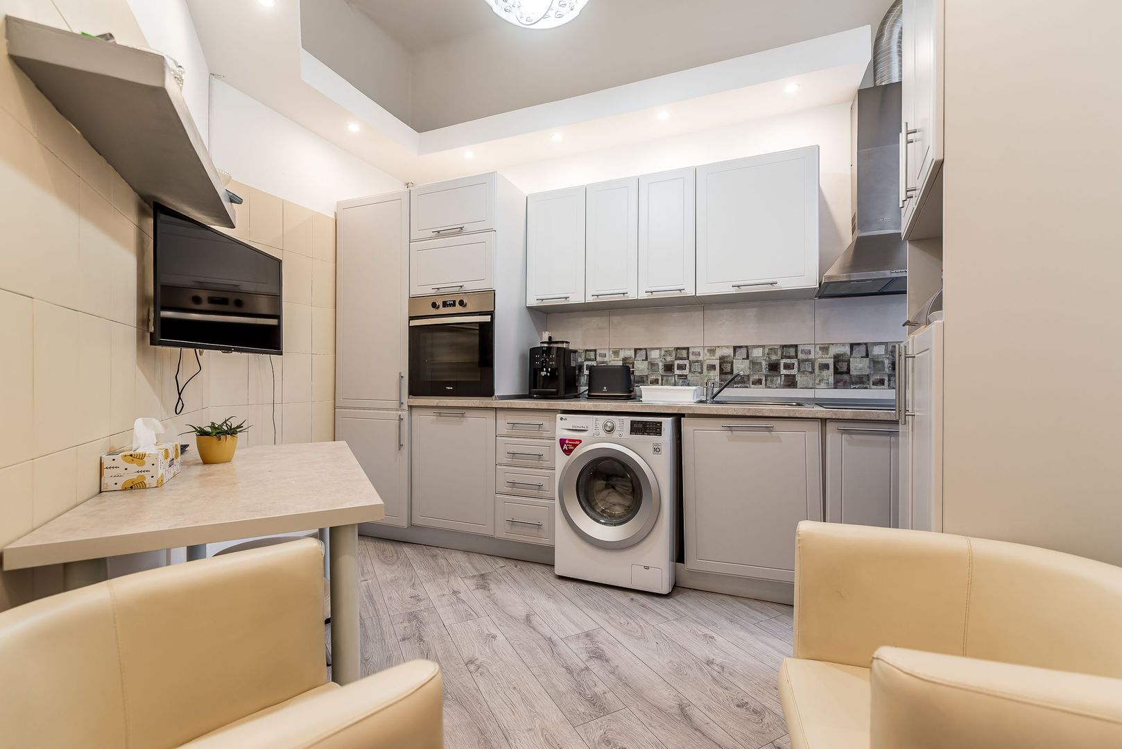 Apartament ultracentral cu 4 camere decomandat, etaj intermediar - Poză 3