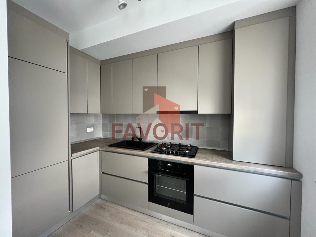 Mobilat si utilat. Vedere la padure. Parcare cu bariera - Poză 5