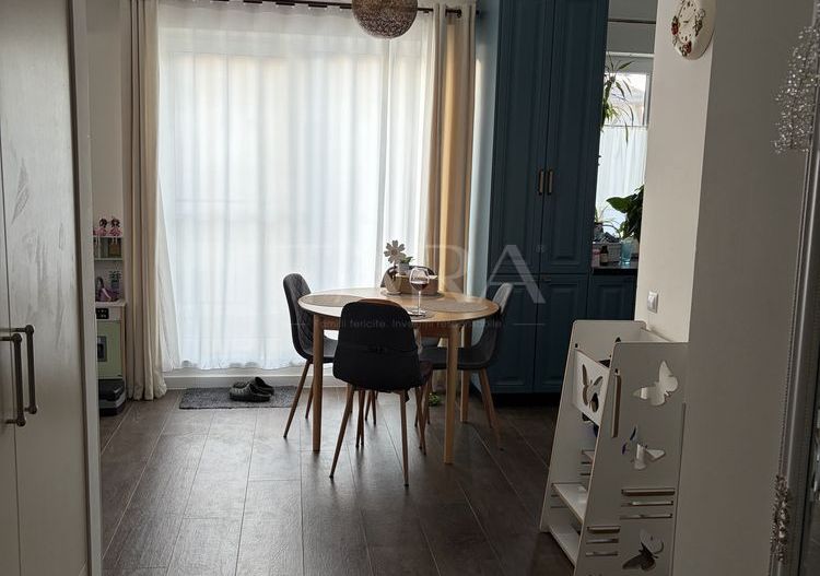 Apartament decomandat cu 3 camere, 2 terase de 10 mp, parcare și boxă. - Poză 2