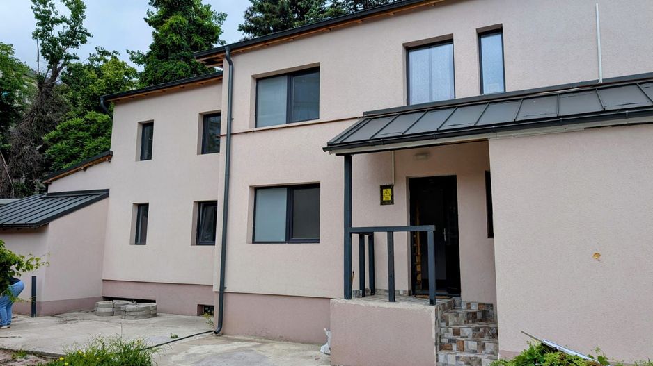 Casa Vila 6 camere || Piata Victoriei || Buzesti || Curte Libera 300Mp - Poză 2