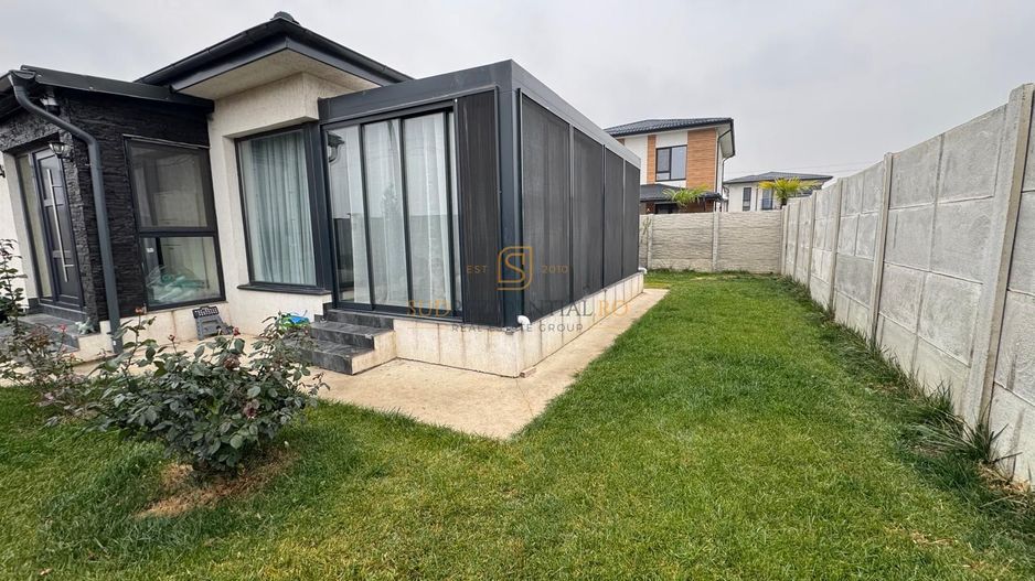 Vila modernă pe parter cu terasă închisă și pod pentru depozitare - Poză 12