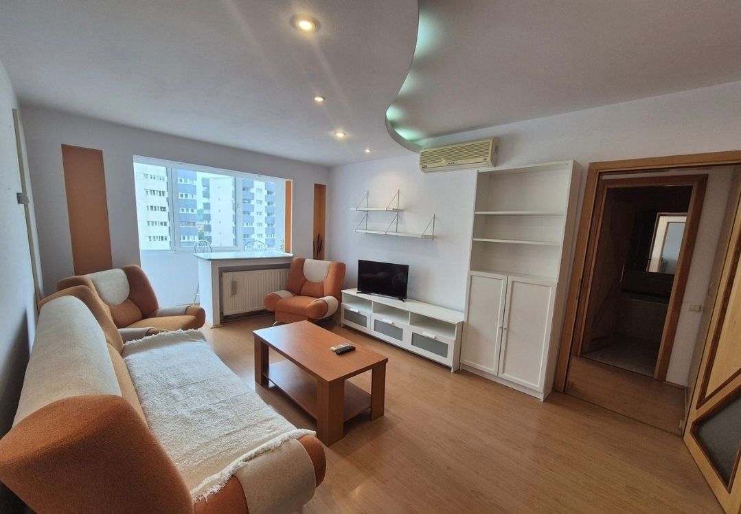 Închiriez apartament cu 3 camere,  centru - Poză 1