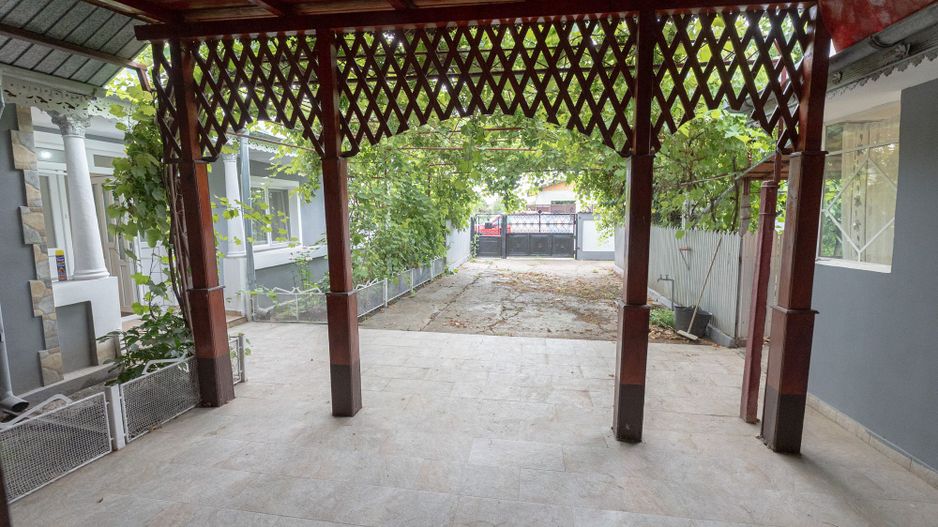 Casă cu 5 camere, complet renovată cu teren 920 mp în Tecuci - Poză 4