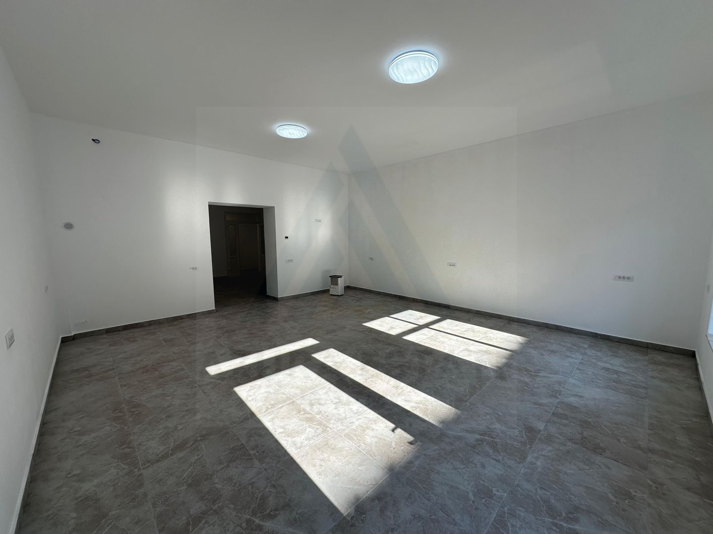 Spatiu comercial 86,8 mp utili vitrina stradala zona Ultracentrala - Poză 3