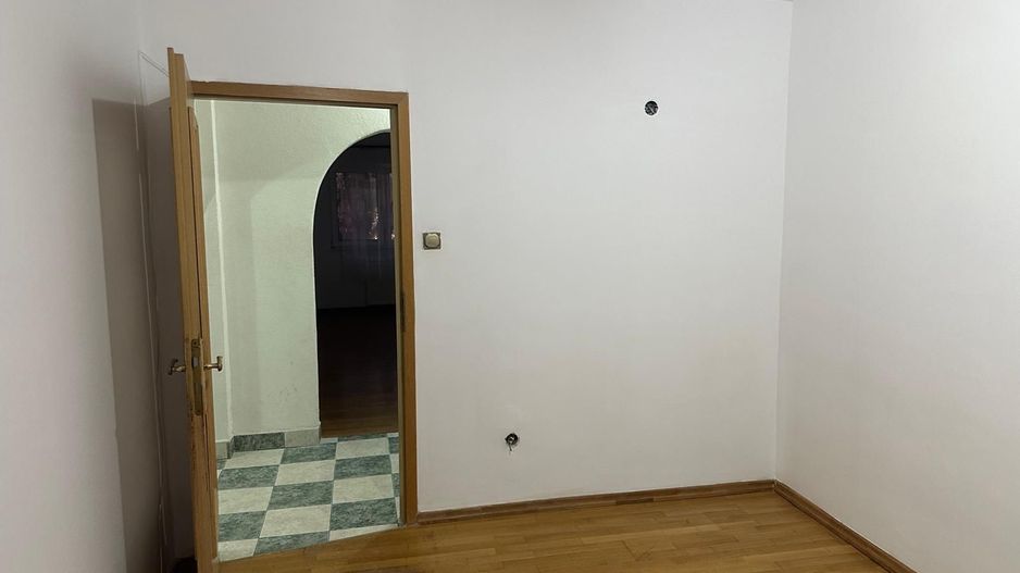 ageuropa.ro vinde apt. cu 4 cam. RENOVAT, 106mp, etaj 1 în zona SOARELUI. - Poză 15