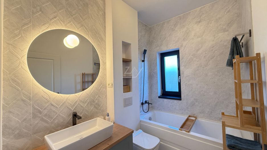 Casa moderna si cocheta. Locatie excelenta. Curte amenajata. Loc de parcare. - Poză 19