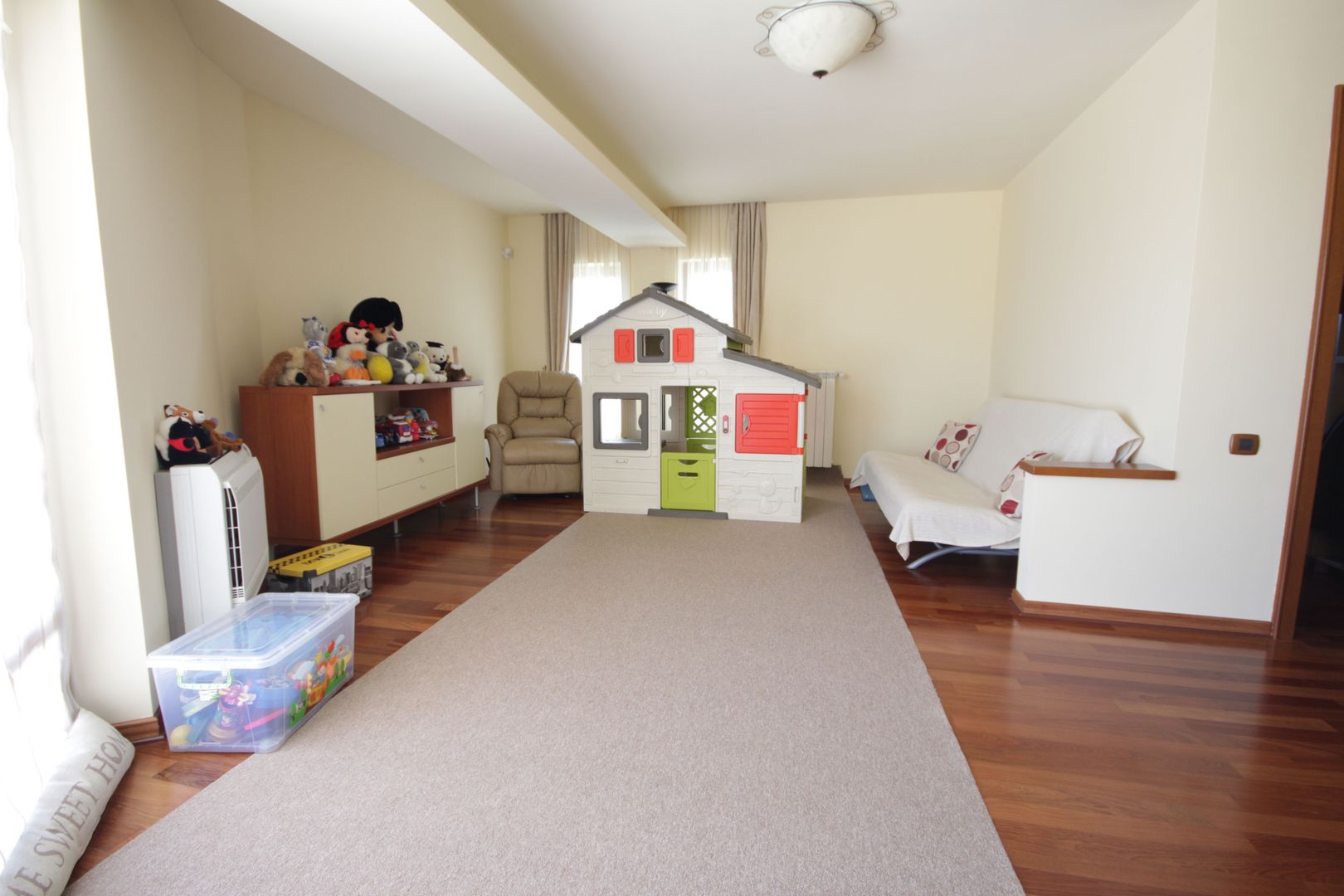 O casa deosebita cu Piscina - Poză 25