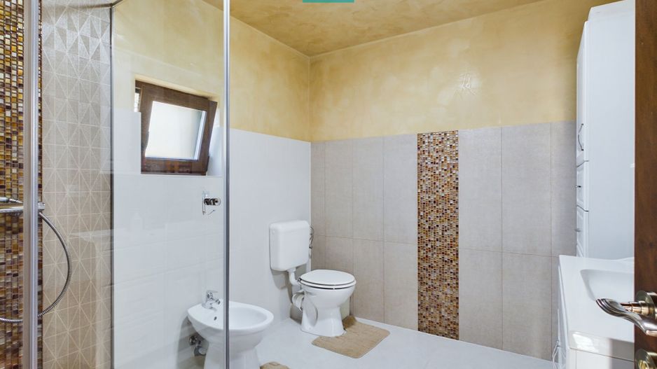 Vilă cu mansardă de vânzare în Bujac - Poză 14