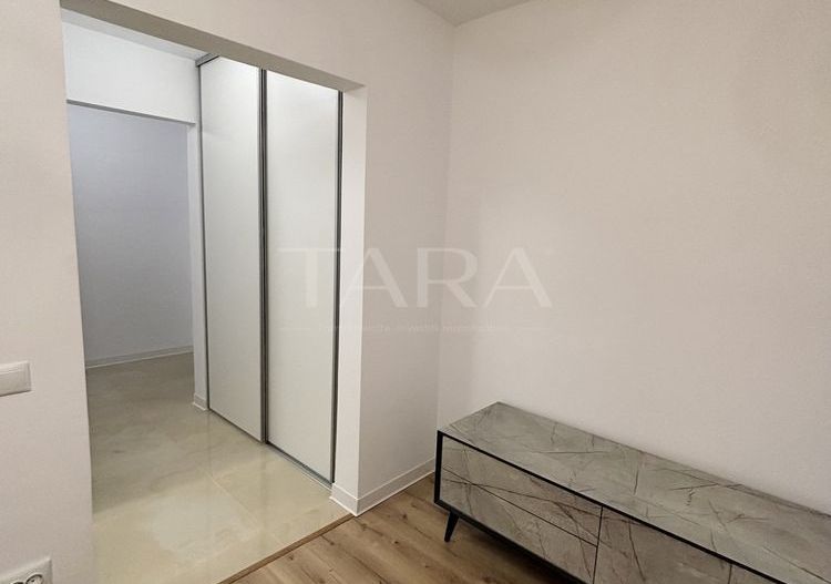 Apartament cu 3 camere, intermediar, complet renovat. - Poză 4