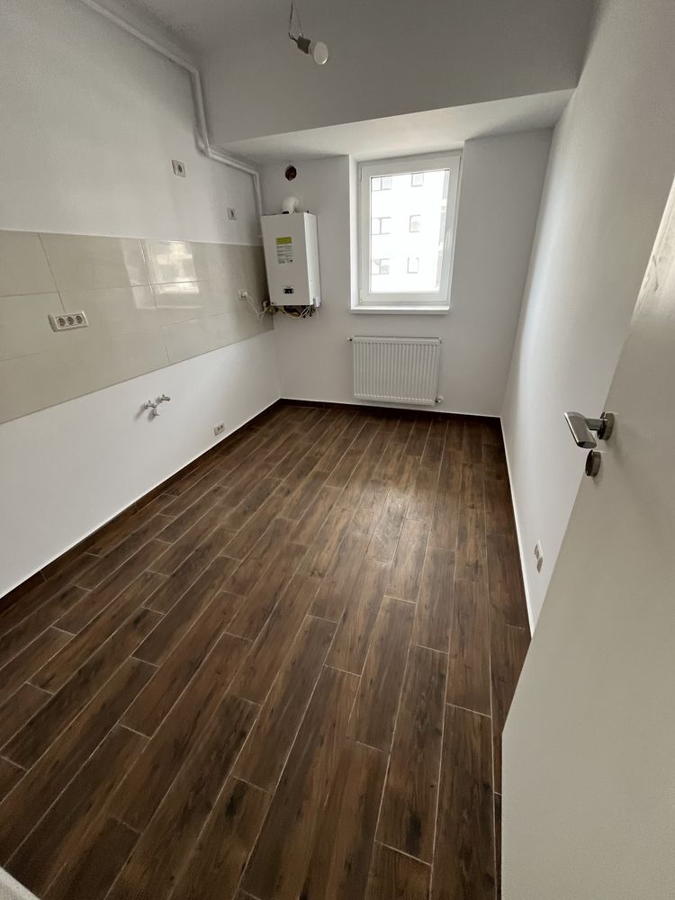 Apartament 2 camere+bucatarie separat+baie,hol si terasa+parcare - Poză 2