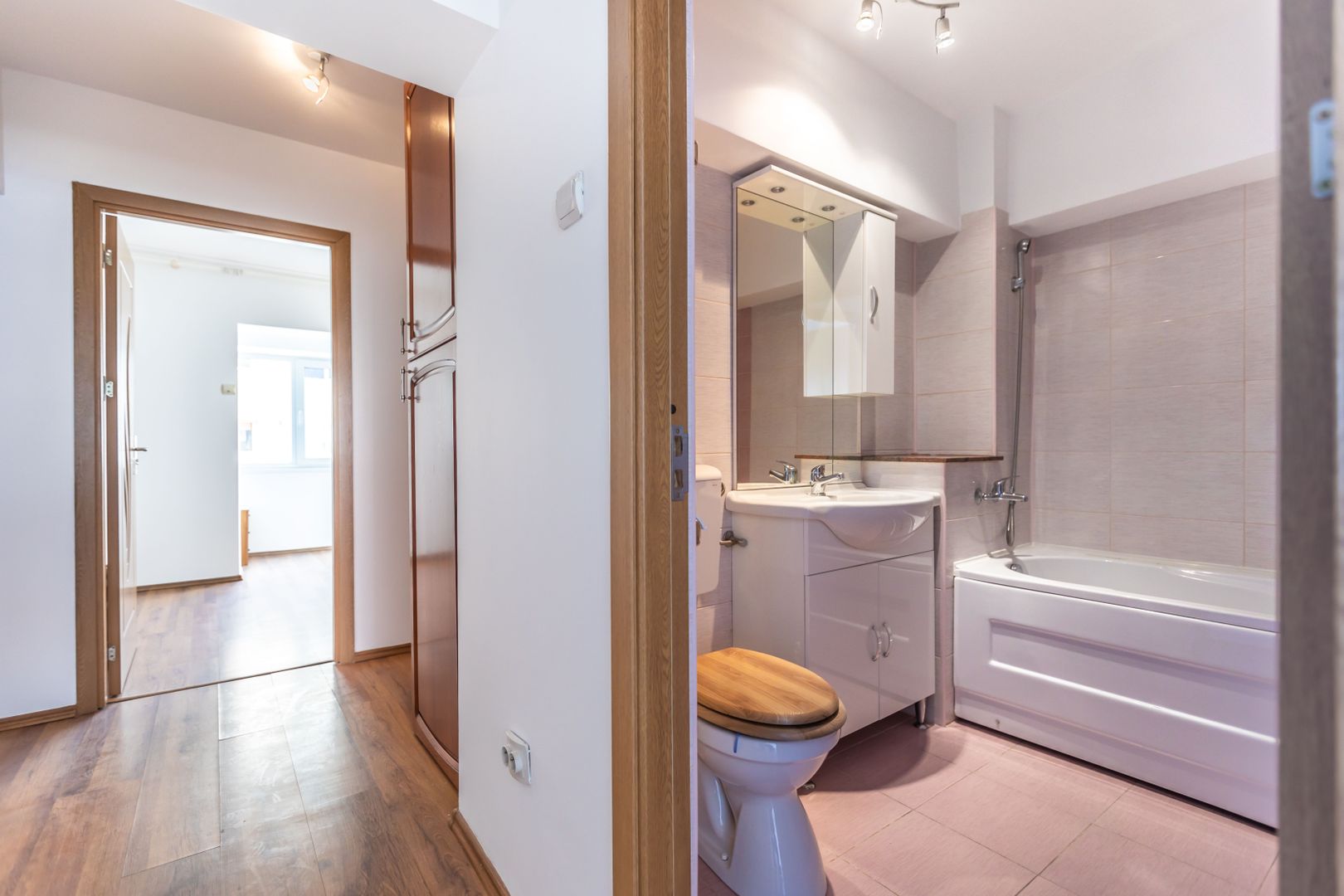 Oferta rezervata! Apartament Spațios de Închiriat | Centru Civic, Brașov - Poză 8