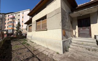 Casa de vanzare cu 446 mp teren si garaj, situata in zona centrala - Poză 2
