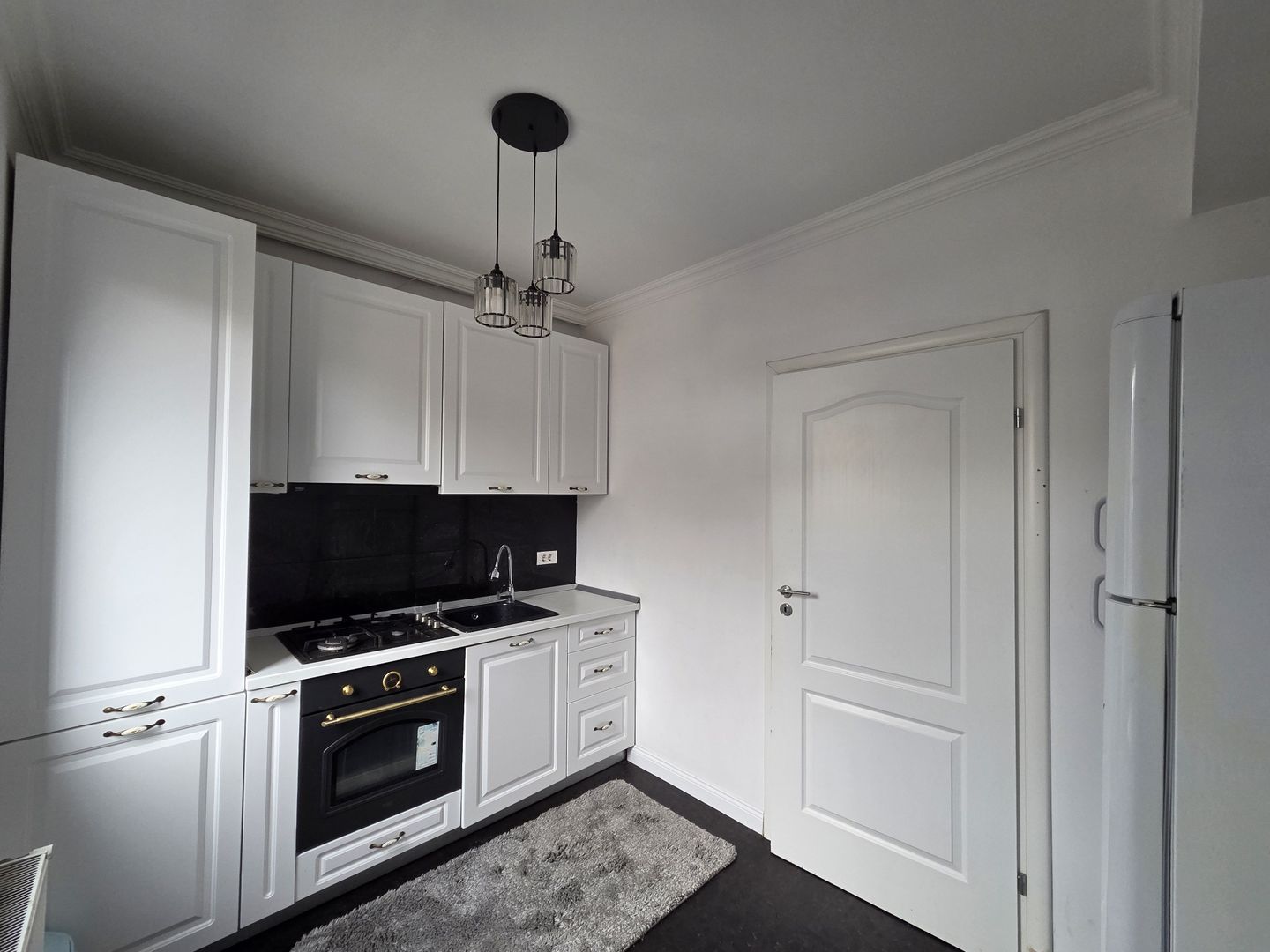 Apartament 3 camere si curte proprie - Poză 1