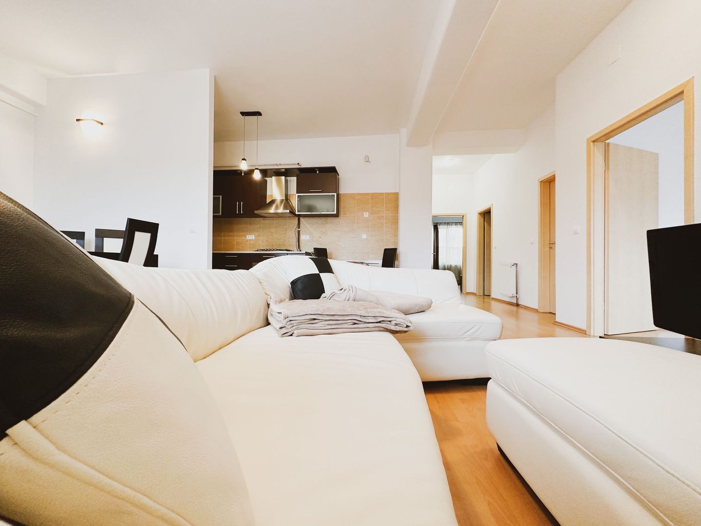 3 camere | 81 mp + 10 mp terasa | Parcare & Lift | Jandarmerie - Garii - Poză 2