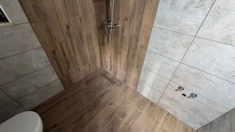 VilE stil Neoromaneasc Tunari, TOATE UTILITATILE, curte GENEROASA - Poză 6