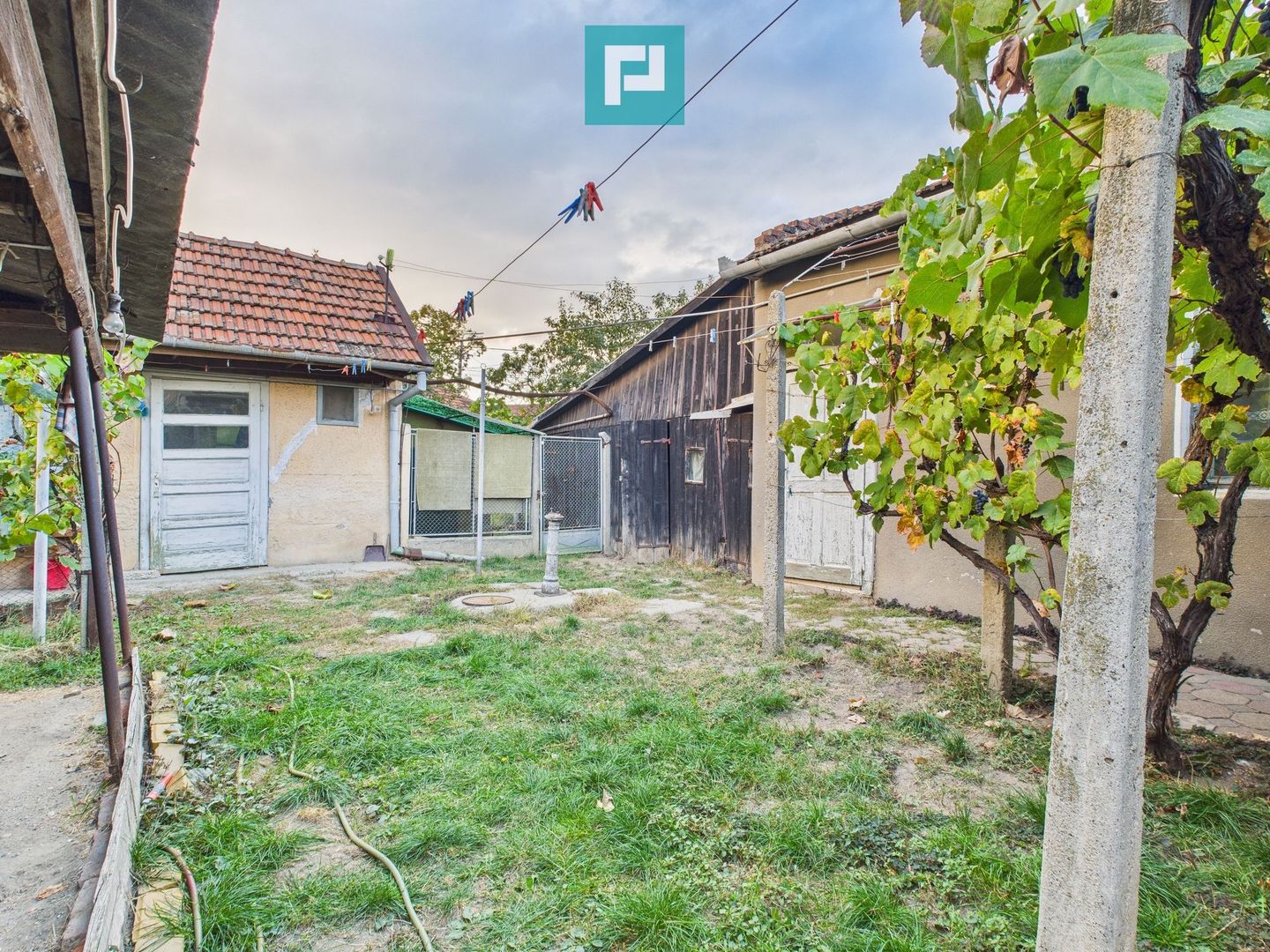 Casă cu 8 camere de renovat în Pârneava - Poză 16