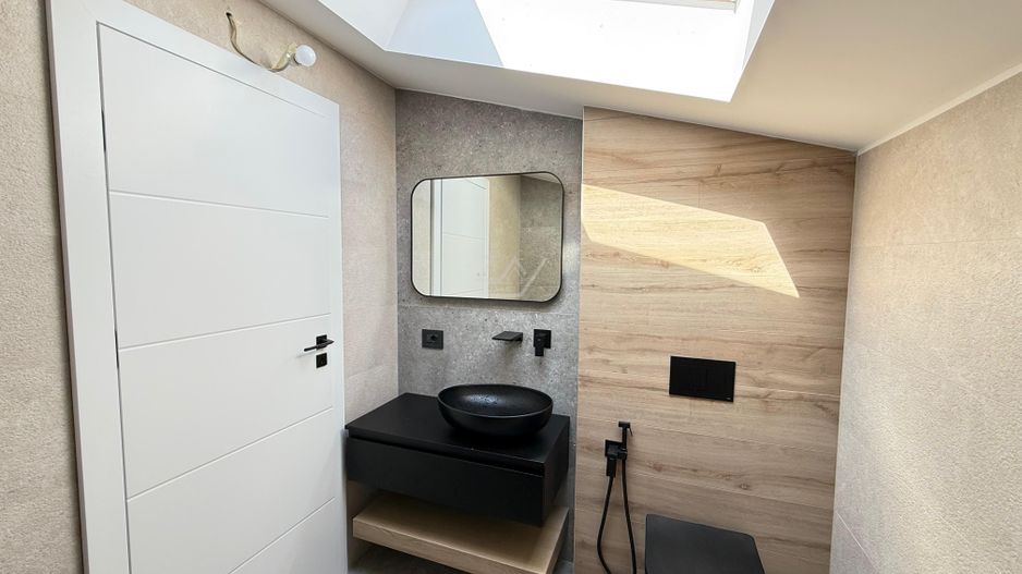 Ap pe 2 niveluri. 3 camere, 2 bai. 2 locuri de parcare. - Poză 9