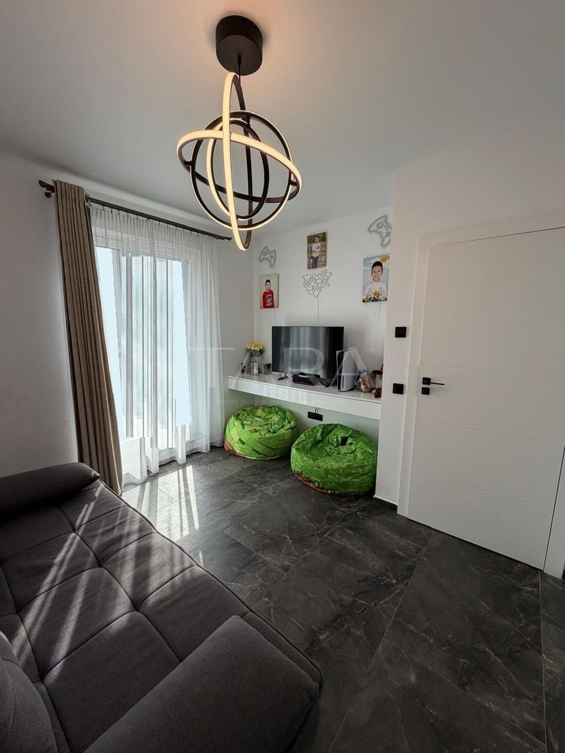 Apartament modern cu 3 camere și 2 băi, plus parcare, zona Vivo. - Poză 2