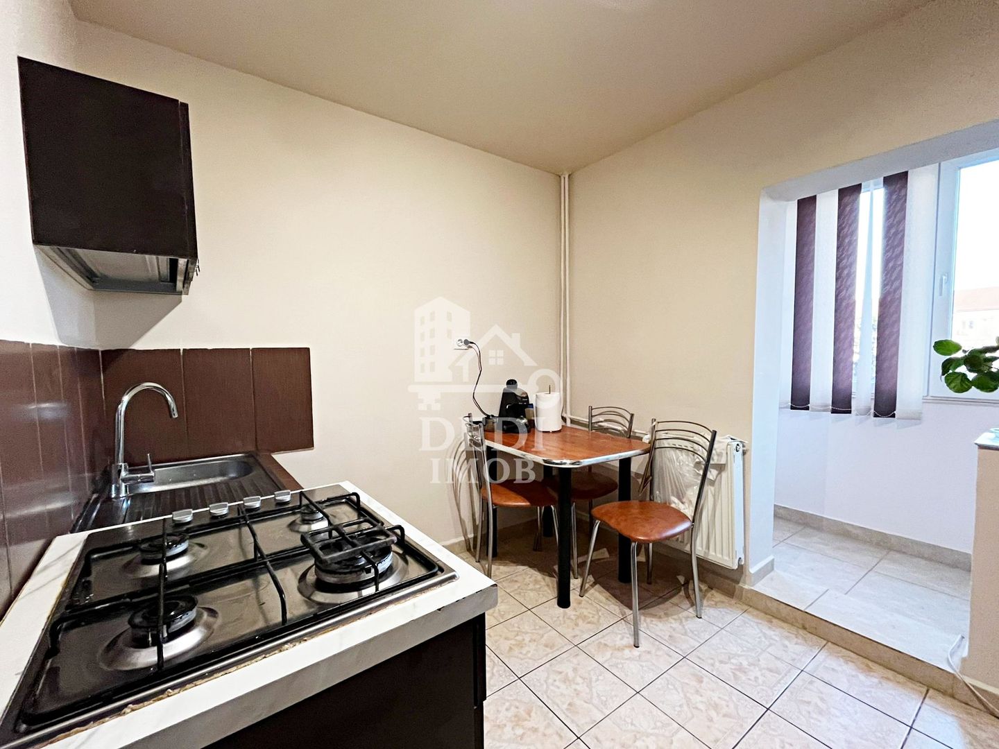 Apartament cu 3 camere de vanzare in zona Rogerius, Oradea - Poză 12