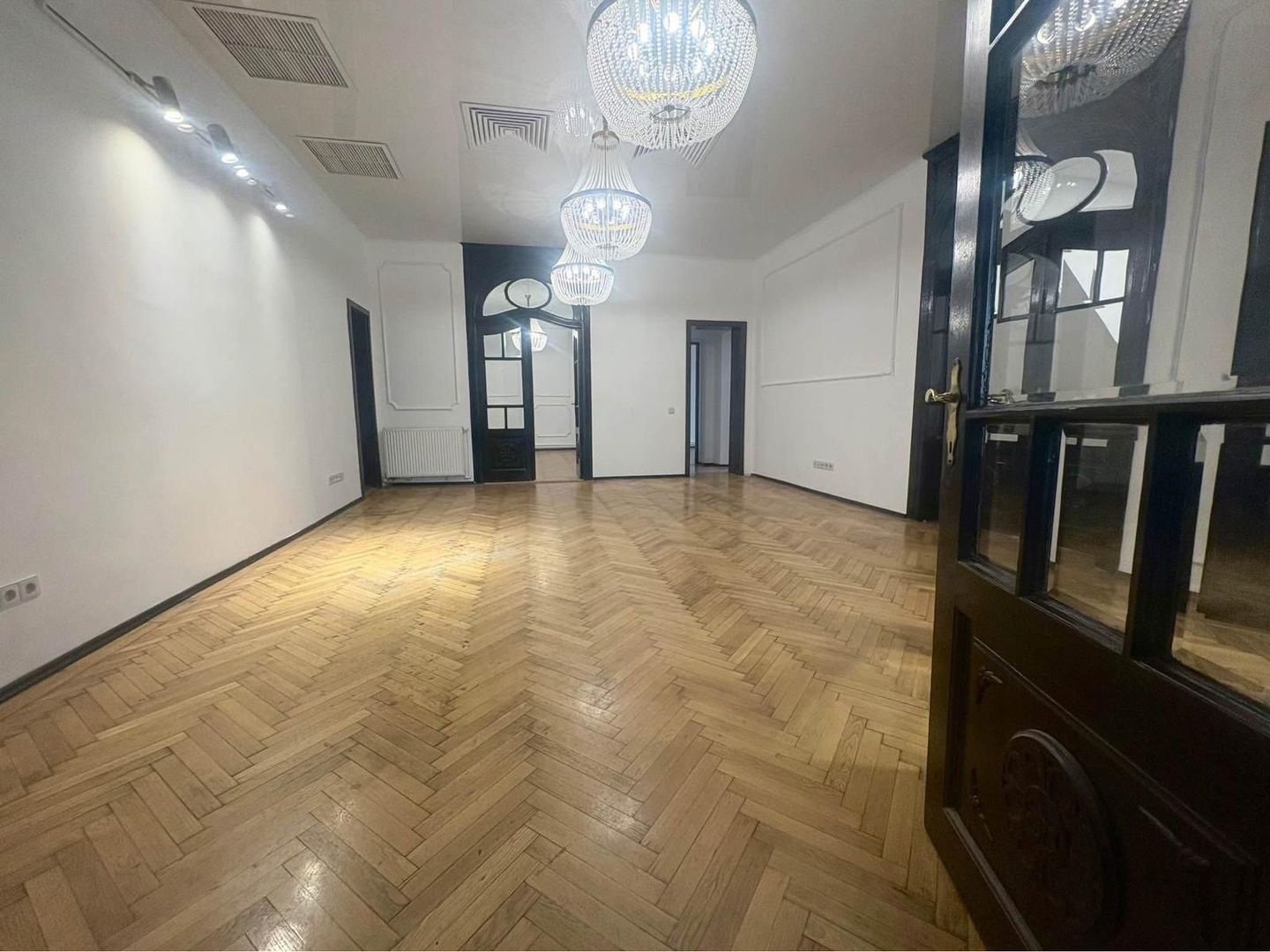 Apartament deosebit în vilă interbelică | Zonă centrală | 6 camere - Poză 2